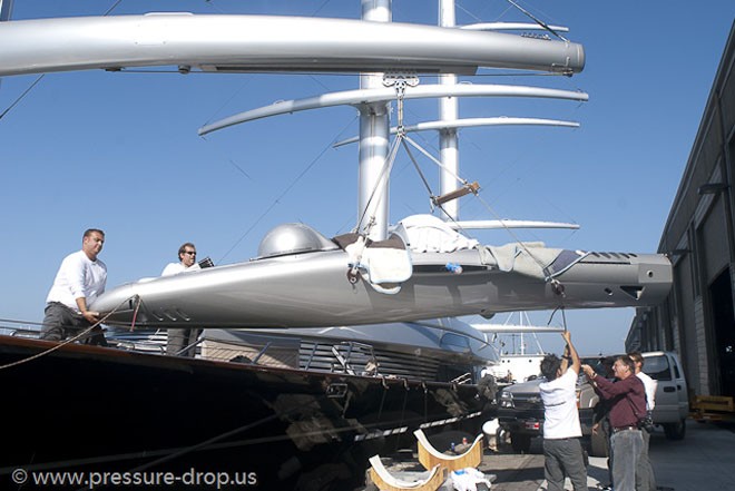 Hoisting the submersible with the yardarm<br />
 © www.pressuredrop.us - copyright